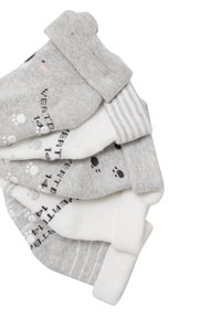 Vier Paare gefaltener Babysocken in Weiß und Grau mit Tierpfotenmotiven und Anti-Rutsch-Griffen an den Sohlen, nebeneinander arrangiert.