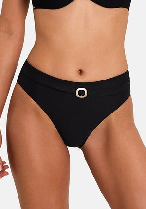 Bas de bikini noir taille haute avec tissu texturé et détail de boucle carrée en or sur la ceinture.