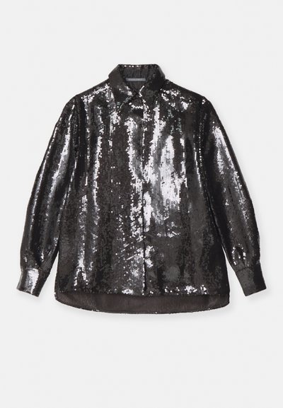 Chemise à manches longues noire ornée de sequins avec un col, présentant une texture lisse et une finition brillante, conçue pour un ajustement ample.