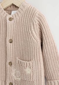 Hellrosa gestrickte Strickjacke mit rundem Halsausschnitt, Holzknöpfen, gerippten Bündchen und einer Tasche mit Sternstickerei.