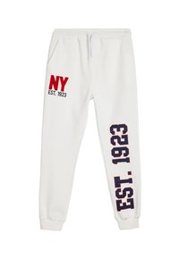 Hvide sweatpants med elastisk livrem og manchetter. Har "NY" i rød og "EST. 1923" i marineblå på venstre ben. Lavet af blødt stof.