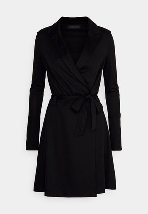 Schwarzes Wickelkleid mit langen Ärmeln, einem Reverskragen und einem gebundenen Taillengürtel; aus glattem Stoff mit fließendem Rock.