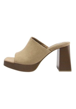 Beiger Pantoletten-Schuh mit offenem Zehenbereich, breitem Obermaterial, dickem, gestapeltem Holz-Plateausohle und klobigem, hohem Blockabsatz.