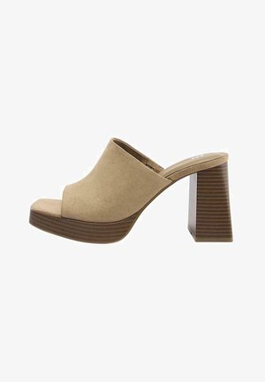 Bézs nyitott orrú mules papucs széles felsőrésszel, vastag, egymásra rakott fa talppal és masszív magas blokksarokkal.