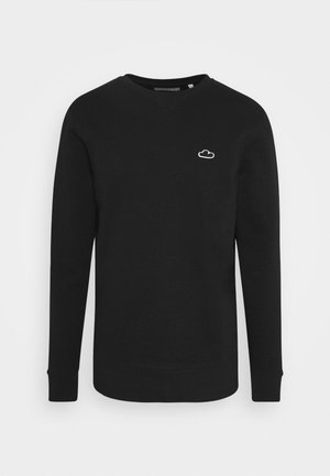 Schwarzes Sweatshirt mit langen Ärmeln und Rundhalsausschnitt mit kleinem weißem Wolkenemblem auf der linken Brust, Rippbündchen an Ärmeln und Saum.