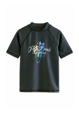 Černý rash guard s krátkým rukávem vyrobený z syntetického materiálu, s barevným grafickým designem a textem "Palm Beach" spolu s vodními souřadnicemi.