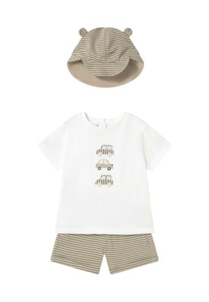 Conjunto de dos piezas para niños que incluye una camisa blanca con coches bordados y pantalones cortos a rayas beige, rematado con un sombrero a rayas a juego.