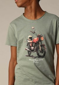 DEELUXE KINAN - T-shirt imprimé - Eucalyptus