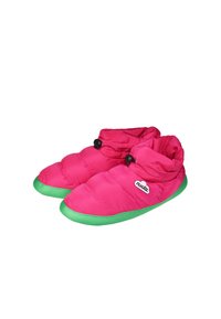 Zapatos de lona rosas, acolchados y sin cordones, con una suela de goma verde. Cuentan con toggles ajustables y un parche con el logo en el lateral. Textura suave.