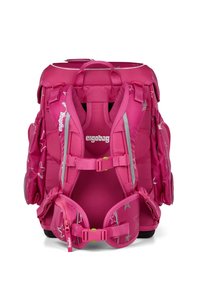 Zaino ergonomico rosa con motivi a stelle, spallacci imbottiti, tasche laterali regolabili e dettagli riflettenti. Progettato per comfort e praticità.