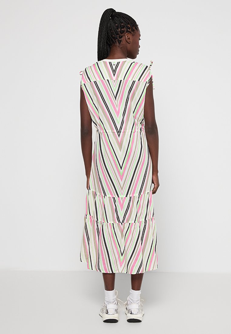 Langes, ärmelloses Kleid mit einem mehrfarbigen Zickzackmuster in Pink, Schwarz und Grün, einem gestuften Rock und gebundenen Schulterdetails.