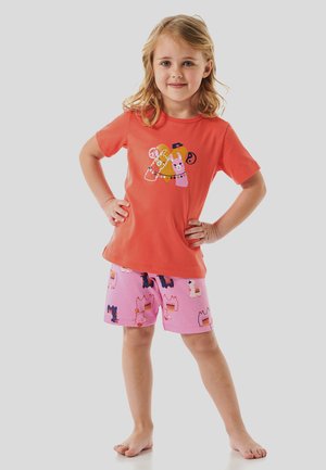 Korallfarbenes T-Shirt mit einem bunten Tierdruck, kombiniert mit rosa Shorts mit einem verspielten Lama-Muster. Aus weichem Baumwollstoff, lässige Passform.