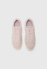 Sneaker in suede rosa con punta tondeggiante, lacci piatti e suola in gomma bianca. Design minimalista con branding discreto sulla linguetta.
