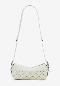 Valge käekott kaarjate joontega, millel on tekstureeritud paneel ruudukujuliste aksentidega ja hõbedased detailid. Komplekti kuulub reguleeritav õlavarre rihm.