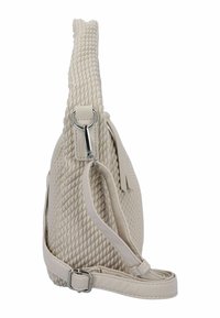 Sac à main en cuir tissé beige avec une bandoulière réglable, surface texturée, quincaillerie argentée et détail de pompon sur le côté.