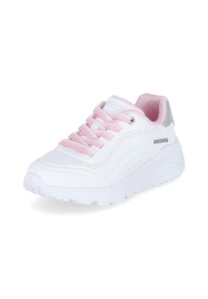 Baskets Skechers blanches et roses avec détails perforés, lacets roses, col rembourré et épaisse semelle blanche, inclinées pour montrer le côté extérieur.