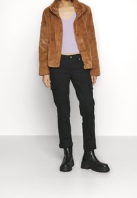 ONLY Petite Cargobyxor - black