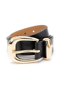 Svart läderbälte rullat med en stor glänsande gul metallspänne och matchande gul ögla mot en vit bakgrund.