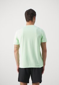 Nike Performance RISE - Camiseta deportiva - vapor green/silver