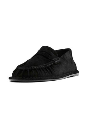 Scarpa mocassino nera in suede con punta rotonda, cuciture in rilievo e bordo sfilacciato. Suola piatta, design minimalista.