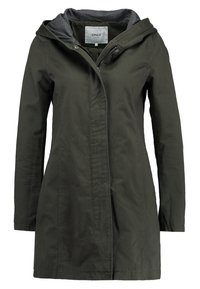 Parka de color verde oliva con capucha gris, cierre delantero y textura de tela suave. Cuenta con bolsillos laterales y un corte de longitud media.