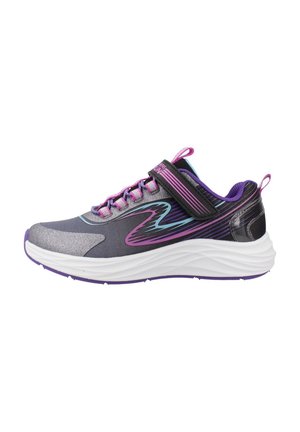 Zapatilla deportiva gris con acentos morados y diseño a rayas. Presenta una correa de gancho y bucle, cierre con cordones y una suela blanca acolchada.