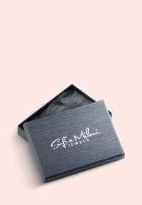 Grå tekstureret smykkeboks med sort papirindvendig, der har hvid trykt tekst "Sofia Milani JEWELS" på låget.