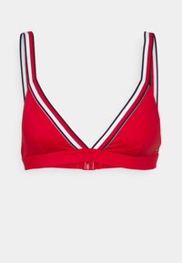 Top bikini rosso a forma triangolare con dettagli a strisce bianche e nere sulle spalline e chiusura con gancio sul retro.