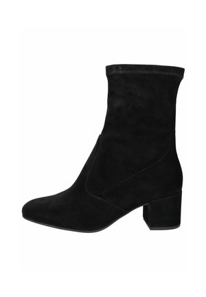 Botte de cheville en suede noir avec un dessus structuré, un bout rond, un design incliné sur le côté et un talon bloc épais. Texture lisse et aucun matériel visible.