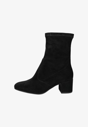 Botín negro de ante con un upper estructurado, punta redonda, diseño lateral inclinado y un tacón robusto de bloque. Textura suave y sin herrajes visibles.