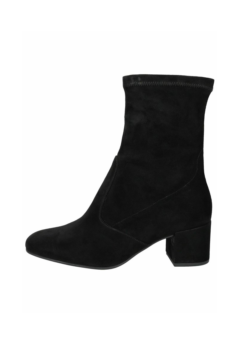 Stivale alla caviglia in suede nero con parte superiore strutturata, punta tonda, design laterale inclinato e tacco a blocco spesso. Texture liscia e senza hardware visibile.