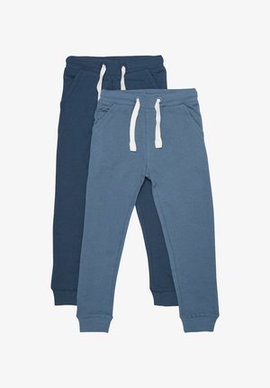Deux paires de pantalons de jogging pour enfants, un bleu clair et un bleu foncé, tous deux avec des cordons blancs et des poches avant.