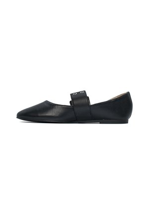 Scarpe flat nere in pelle con punta affusolata e una cinghia trasversale sul collo del piede, decorate con borchie argentate. Texture liscia e design minimalista.
