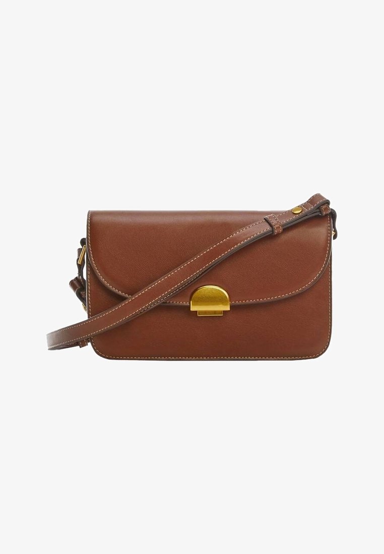 Borsa a tracolla in pelle marrone con pattina curvata e chiusura in metallo dorato, con cuciture bianche e una tracolla regolabile. Forma rettangolare compatta.