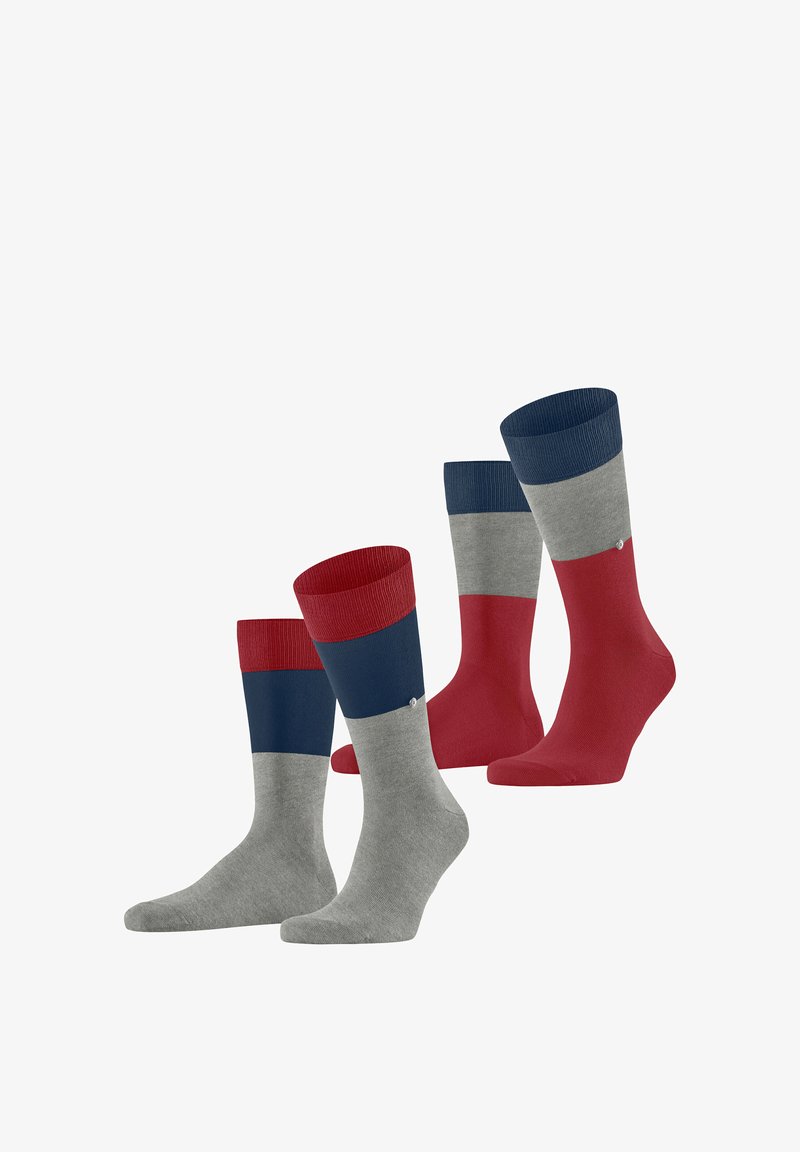 Deux paires de chaussettes mi-mollet, une paire grise avec des bandes bleu marine et rouge, l'autre rouge avec des bandes grises et bleu marine, présentées sur un fond blanc.