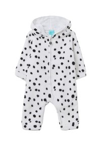 Weißer Fleece-Einteiler mit schwarzen Polka Dots, langen Ärmeln, Kapuze und einem Reißverschluss auf der Vorderseite, der einen Pfotenabdruck als Zugrahmen hat. Weiche Textur.