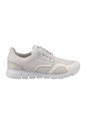 Chaussures de sport légères en blanc, avec une tige en maille, des accents texturés, un embout rond et une semelle rembourrée avec des rainures segmentées pour plus de flexibilité.