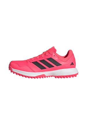 Jasně růžová sportovní bota s černými pruhy Adidas, bílou mezipodešví a texturovanou růžovou podešví navrženou pro trakci a podporu.
