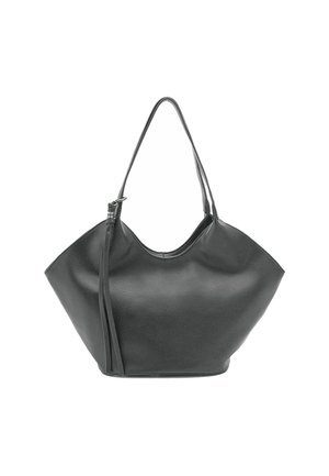 Borsa tote in pelle nera con un design morbido, cinturino lungo e texture liscia. Presenta una forma minimalista e nessun hardware visibile.