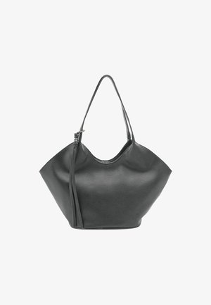 Sac fourre-tout en cuir noir avec un design décontracté, une longue sangle et une texture lisse. Présente une forme minimaliste et aucun matériel visible.