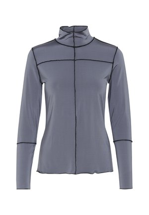 Sivi dukserica dugih rukava s visokim ovratnikom, napravljena od rastezljivog materijala. Ima crne šavove duž ramena i srednje linije.