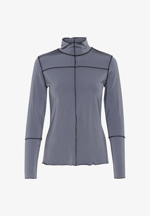 Siva dolga majica z visokim ovratnikom, narejena iz raztegljivega blaga. Ima črne šive ob ramenskih šivih in srednji črti.