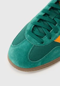 adidas Originals GAZELLE SALA UNISEX - Tenisice - collegiate green/crew orange/gum
