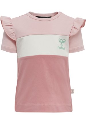 Rosa Kurzarm-T-Shirt mit Rüschendetails, das mit einem weißen Horizontalstreifen und einem grünen Logo versehen ist. Aus Baumwolle, mit glatter Textur.