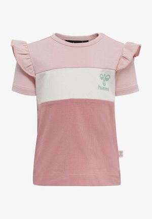 Rosa Kurzarm-T-Shirt mit Rüschendetails, das mit einem weißen Horizontalstreifen und einem grünen Logo versehen ist. Aus Baumwolle, mit glatter Textur.