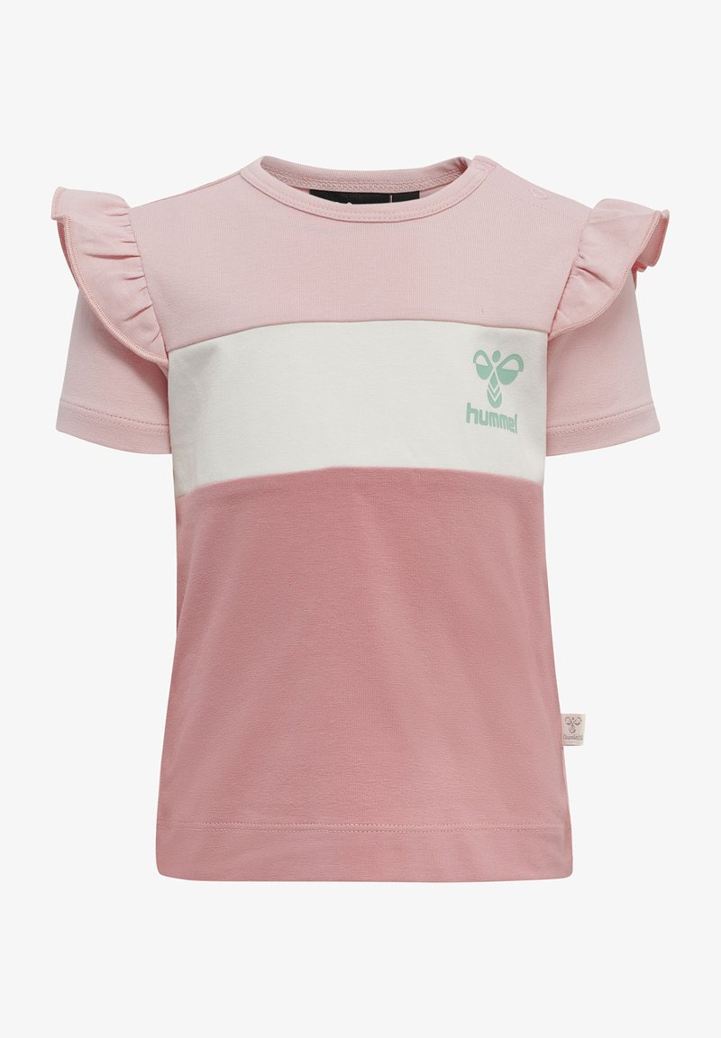 Lyserød kortærmet T-shirt med flæsedetaljer, prydet med en hvid vandret stribe og et grønt logo. Fremstillet af bomuldsmateriale med en glat tekstur.