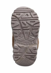 Suela de zapato marrón con un intrincado diseño de relieve. Presenta patrones elevados y ranuras para mejorar la tracción. Marcada como "PEPINO 20" en la suela.