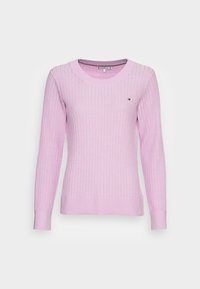 Maglione rosa lavorato a maglia con texture a coste, maniche lunghe e scollo tondo. Piccolo logo ricamato sul petto.