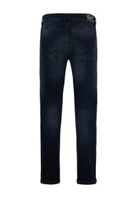 Mörkblå denimjeans med raka ben, utrustade med två bakfickor och upprullade fållar. Klassisk sömnad och varumärkesetikett på midjebandet.