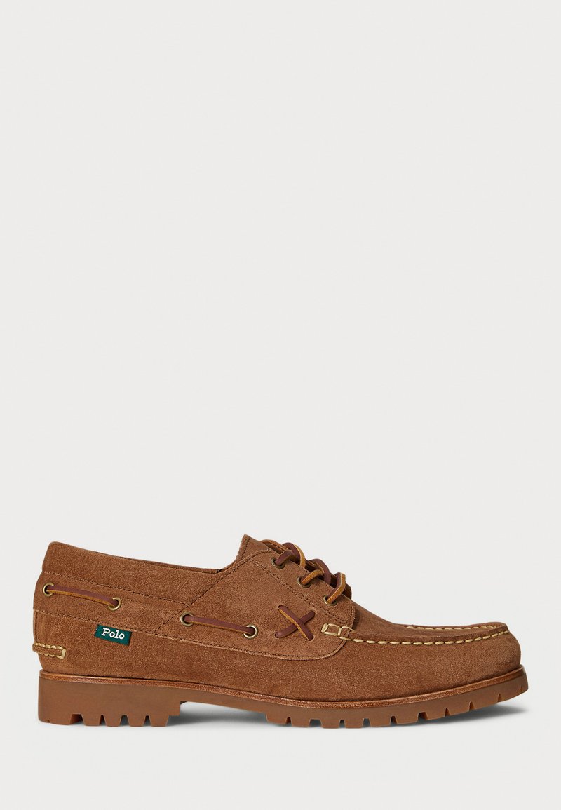 Bruine suède boot-schoen met veters, moc toe stiksels, rubberen zool en "Polo" etiket aan de zijkant.